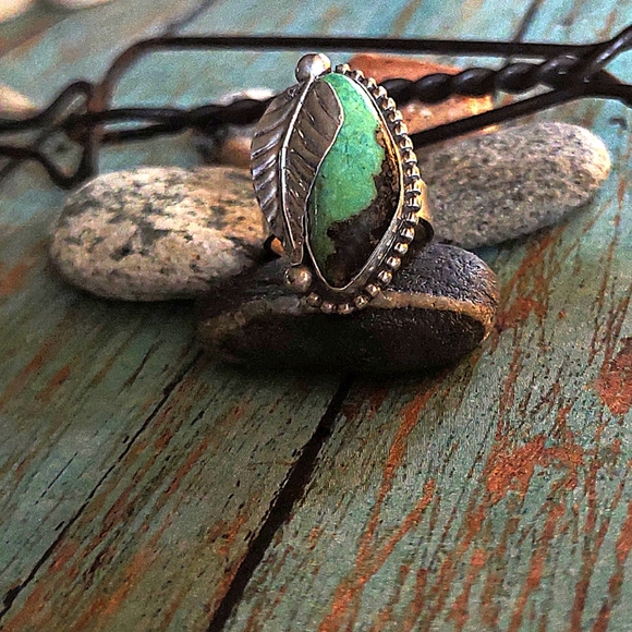 Vintage Green Turquoise and Sterling Silver Ring - Picture 9 of 9